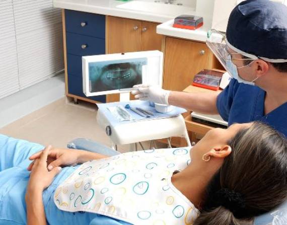 Imagen referencial de un odontólogo y su paciente.