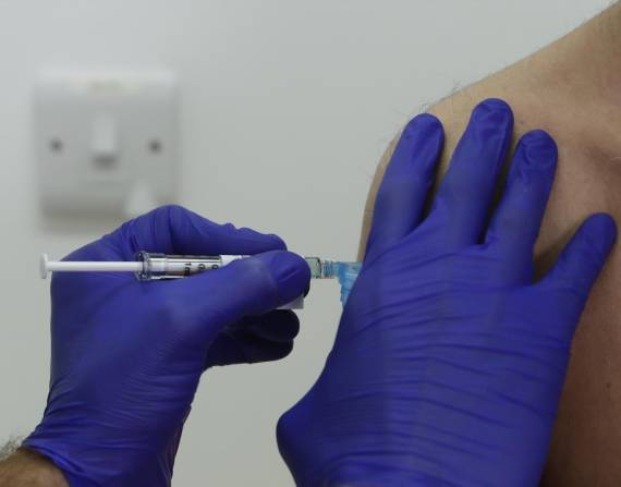 Imagen referencial de la colocación de una vacuna contra el coronavirus.