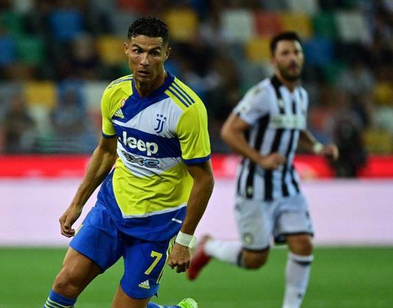 Cristiano llegó a Lisboa horas después de que el entrenador del Juventus, Massimiliano Allegri, confirmase en rueda de prensa la salida del jugador del club italiano