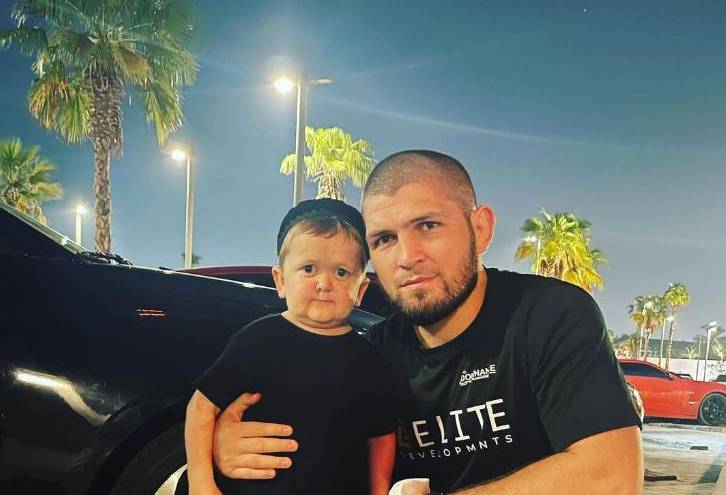 Imagen de archivo de Hasbulla junto a uno de sus amigos.