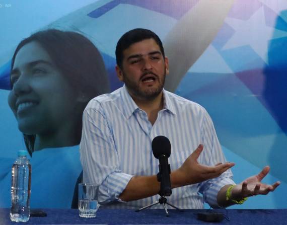 El alcalde electo de Guayaquil, Aquiles Álvarez, en una una rueda de prensa.