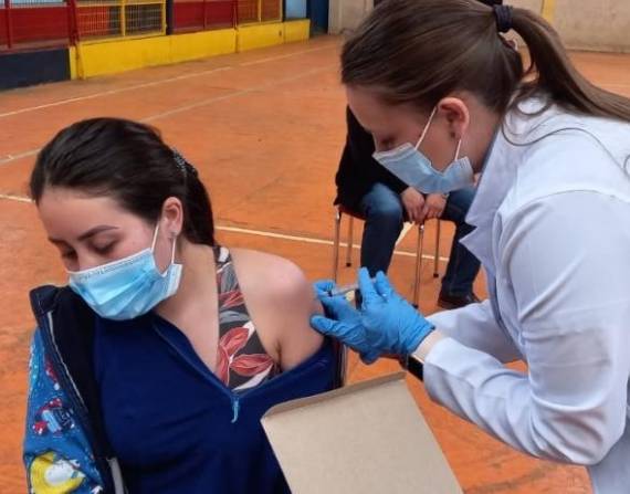 Una joven recibe una dosis de refuerzo de la vacuna contra el COVID, en Cañar.