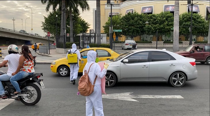 Fumigación vehicular, el nuevo negocio en los semáforos de Guayaquil