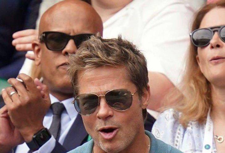 Brad Pitt, presenciando uno de los puntos del intenso partido entre Djokovic y Alcaraz.