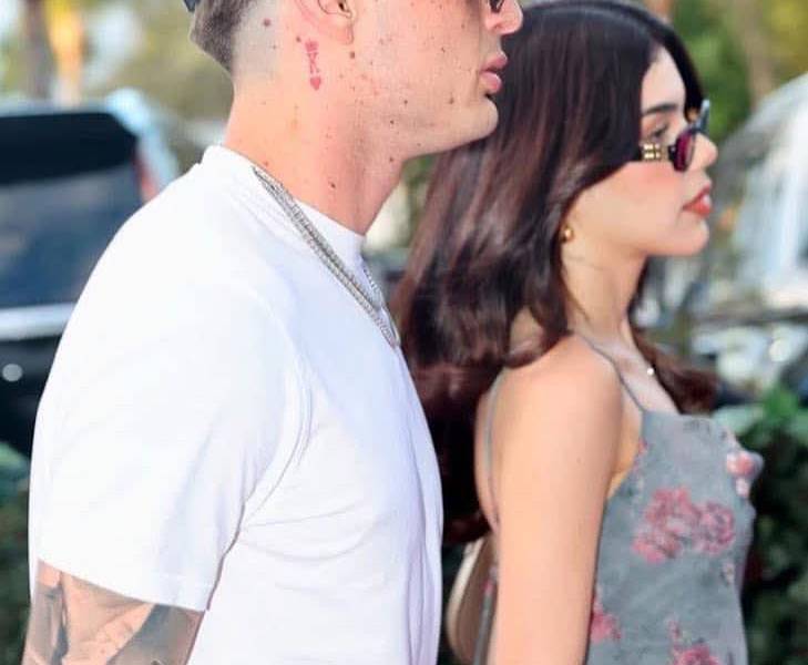 Fotografía de los artistas mexicanos Kenia Os y Peso Pluma