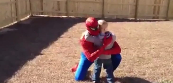 Papá sorprende a su hijo, tras meses sin verse, con disfraz de Spiderman
