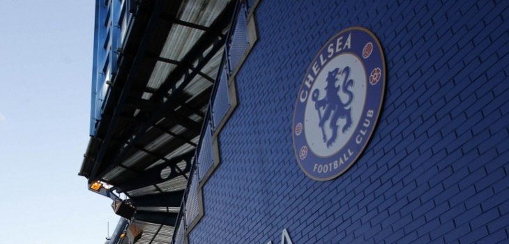 Chelsea prohíbe acceso a estadio a tres hinchas por racismo en París