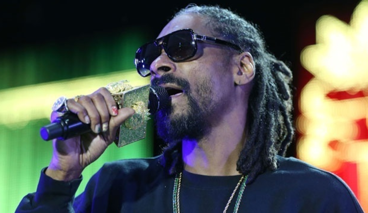 Snoop Dogg causa polémica con video en el que dispara a un falso Trump