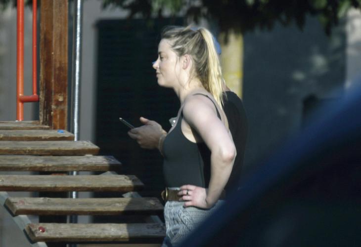 Amber Heard en las calles del pueblo de Mallorca.