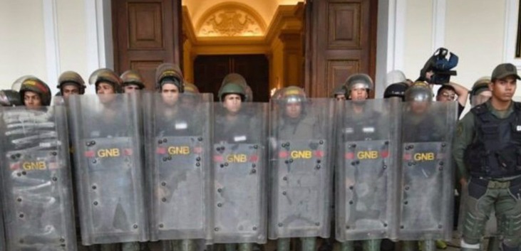 Militares impiden ingreso de diputados opositores al Parlamento venezolano
