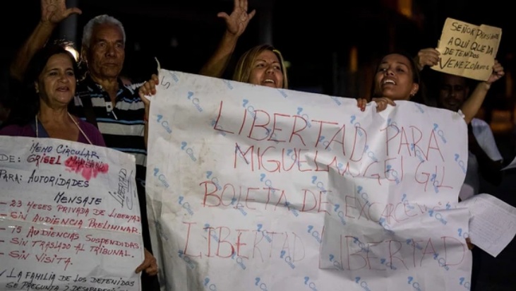 Continúa el motín de presos políticos en Venezuela