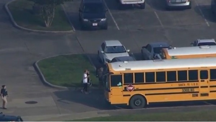 Al menos 8 muertos en tiroteo en escuela de Texas