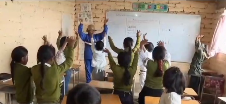 En escuela de Cotacachi utilizan galpón de pollos como aula