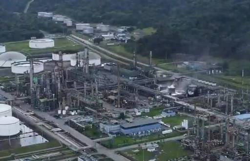Toma aérea de una Refinería.