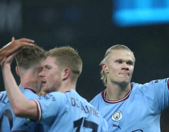El delantero noruego Erling Haaland (d) abrió la cuenta en el Etihad tras un gran centro de Kevin De Bruyne (i).