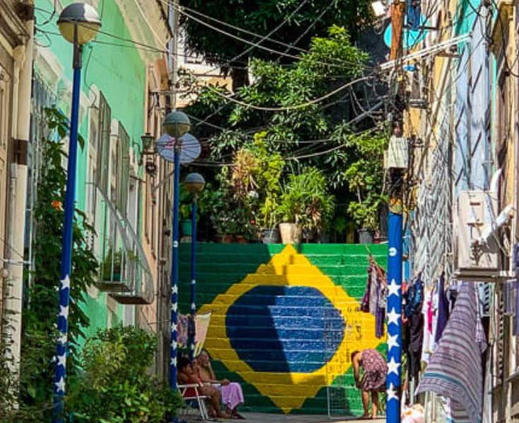 Fotografía de calle turística en Brasil con gradas pintadas con la bandera del pais.