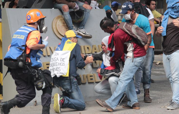 Universitarios chocan con la policía en Caracas