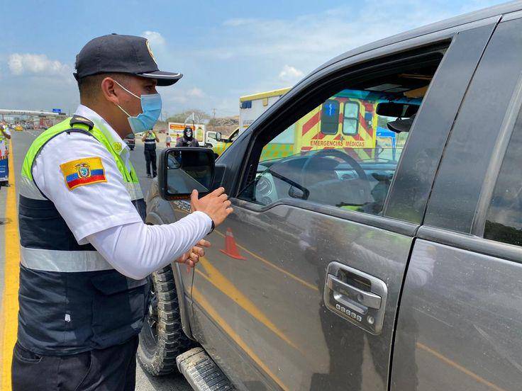 Imagen de controles de transito en Ecuador donde un carro se encuentra en contol con un policia.