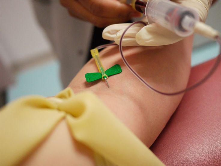 Imagen referencial donde se observa una escena clínica en la que una persona está siendo sometida a una extracción de sangre.