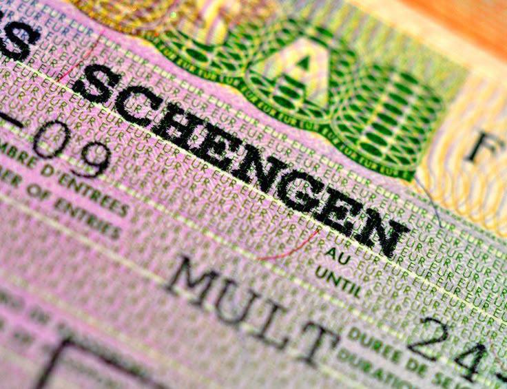 Imagen referencial de la visa Schengen en pasaporte.