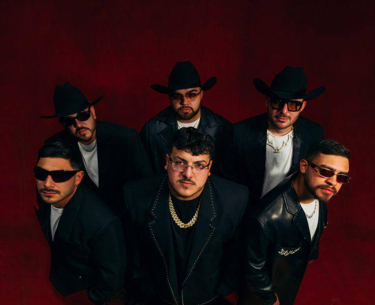 Grupo frontera en sesion fotografica para uno de sus temas musicales.