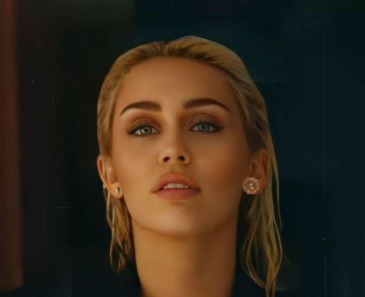 Fotografía de Miley Cyrus para su video musical de ¨Flowers¨