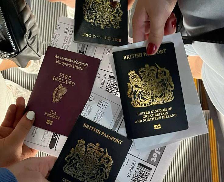 Fotografía de gente con visa Schengen de viaje por Europa.