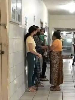Imagen de madres de familia con sus bebés en un centtro de salud.
