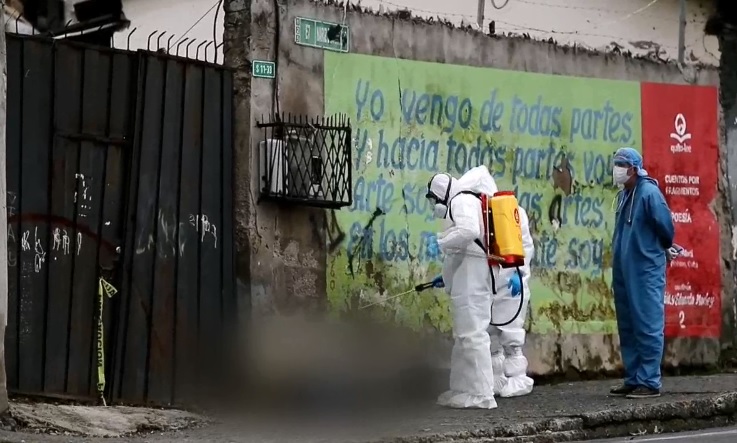 Hombre de 62 años, presuntamente con COVID-19, muere en plena calle de Quito