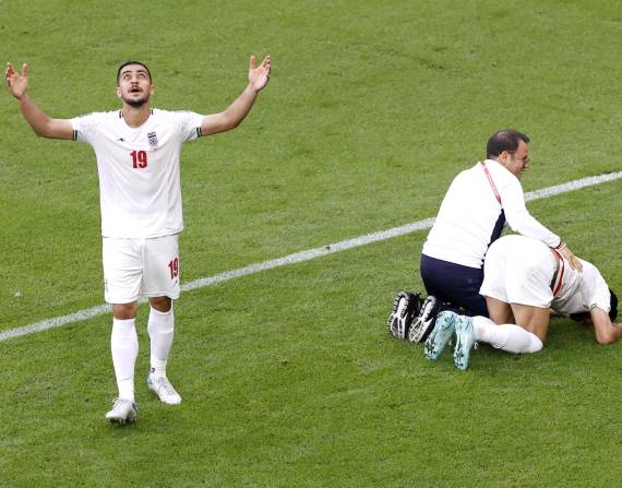 Doha (Qatar), 25/11/2022.- Majid Hosseini of Iran celebrates after the FIFA World Cup 2022 group B soccer match between Wales and Iran at Ahmad bin Ali Stadium in Doha, Qatar, 25 November 2022. (Mundial de Fútbol, Catar) EFE/EPA/Rungroj Yongrit