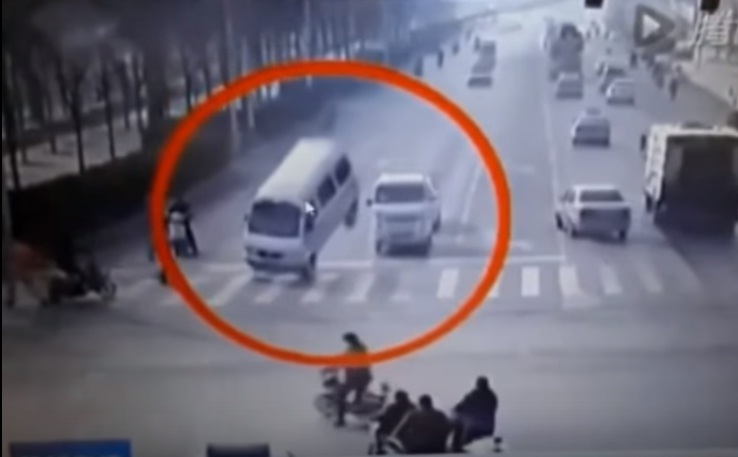 (VIDEO) La &quot;extraña fuerza&quot; que levanta autos en China