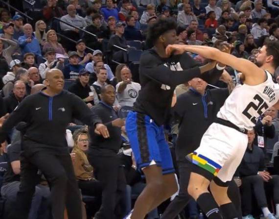 Momento exacto entre Bamba y Rivers se golpearon.