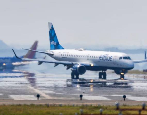 Imagen de un avión de JetBlue partiendo de un aeropuerto de Estados Unidos.