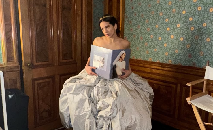 Se dice en el libro Génesis de la Biblia, que como castigo a la soberbia de querer alcanzar el cielo con la torre de Babel, Dios castigó a los hombres con la incomunicación al inventarse los idiomas. Ahora Rosalía reúne 13 lenguas diferentes.