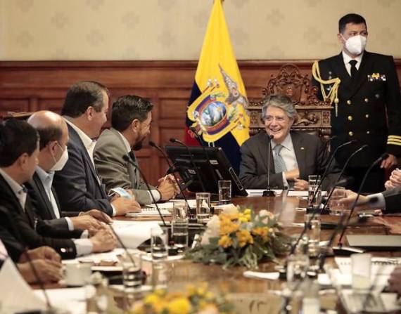 Guillermo Lasso durante una reunión con dirigentes transportistas.