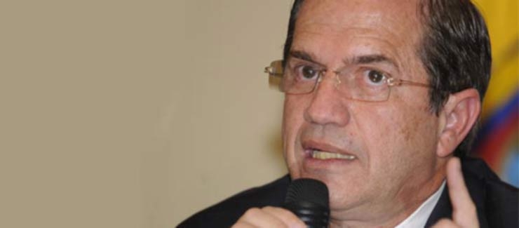 Ecuador: “Mantendremos decisión sobre asilo a Assange”