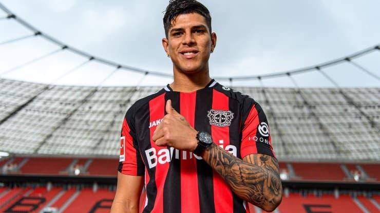 Piero Hincapié estaría en la mira del AC Milan