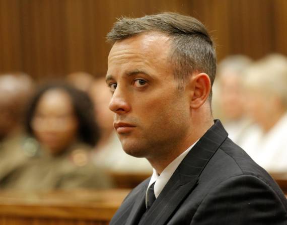 Fotografía de archivo tomada el 14 de junio de 2016 que muestra al exatleta paralímpico Oscar Pistorius durante su juicio en el Tribunal Superior de Pretoria en Sudáfrica.