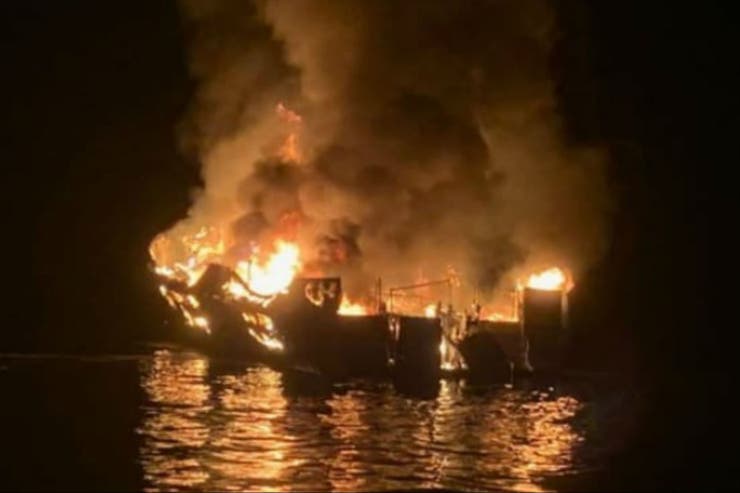 California: tripulación de barco incendiado dormía
