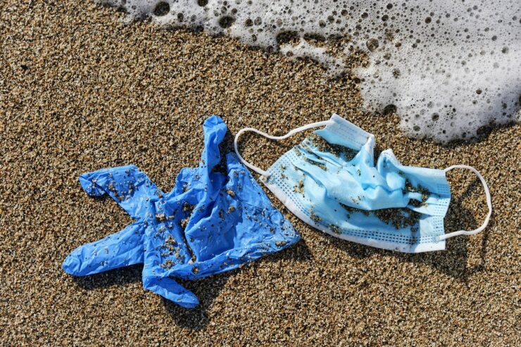 Mascarillas terminan como basura en playas de todo el mundo