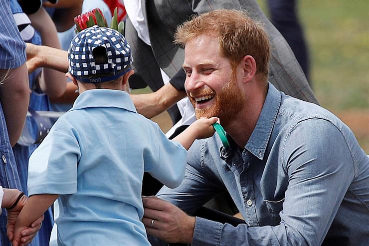 Príncipe Harry rompe protocolo gracias a tierno gesto
