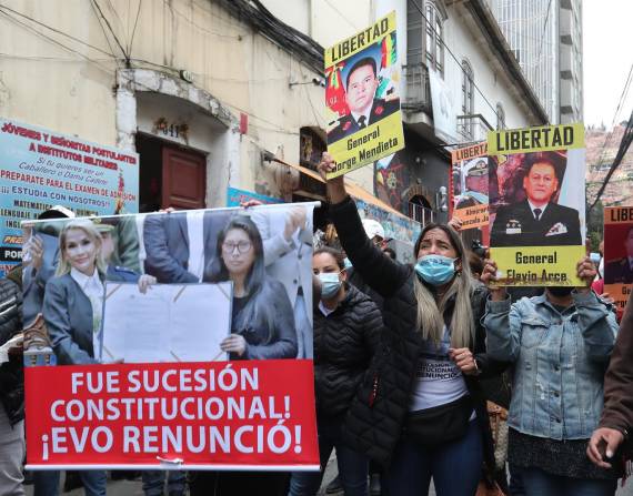 La Paz.- Carolina Ribera (c), hija de Jeanine Áñez, participa de un plantón frente al Tribunal Primero de Sentencia Anticorrupción.