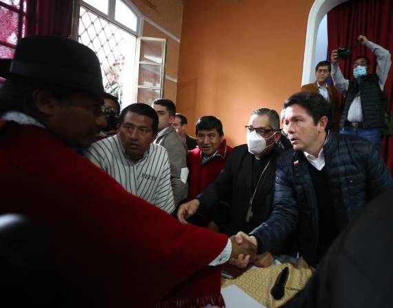 Leonidas Iza, presidente de la Conaie, saluda con el ministro de Gobierno, Francisco Jiménez.