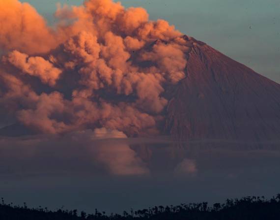Fotografía de archivo, tomada en junio de 2020, en la que se registró una fumarola del volcán Sangay.
