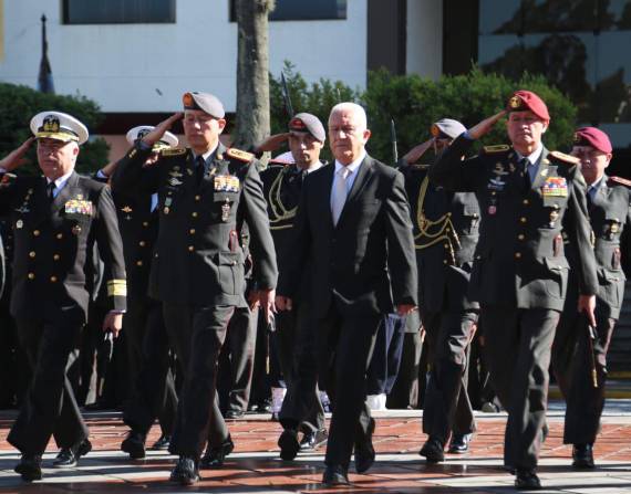 El ministro de Defensa, Luis Lara (centro), presentó a la nueva cúpula militar este lunes 9 de mayo.