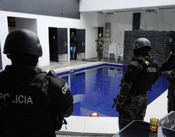 Siete policías fueron capturados en un megaoperativo por supuestamente robar USD 100 000, droga y más en Ecuador.