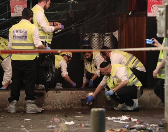 Técnicos recogen las evidencias en el sitio en donde se registró el atentado en Tel Aviv.