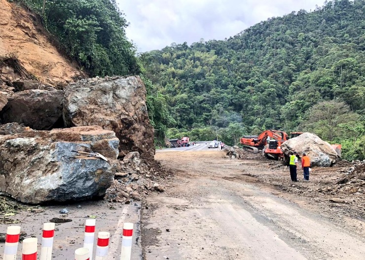 Derrumbe en vía Alóag - Santo Domingo interrumpe circulación