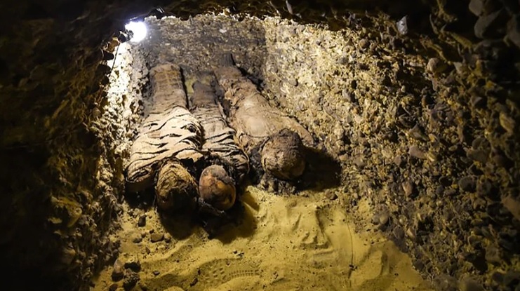 Un sarcófago egipcio de miles de años es abierto en TV