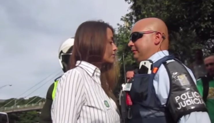 (VIDEO) Mujer en presunto estado etílico confronta al policía que la detuvo